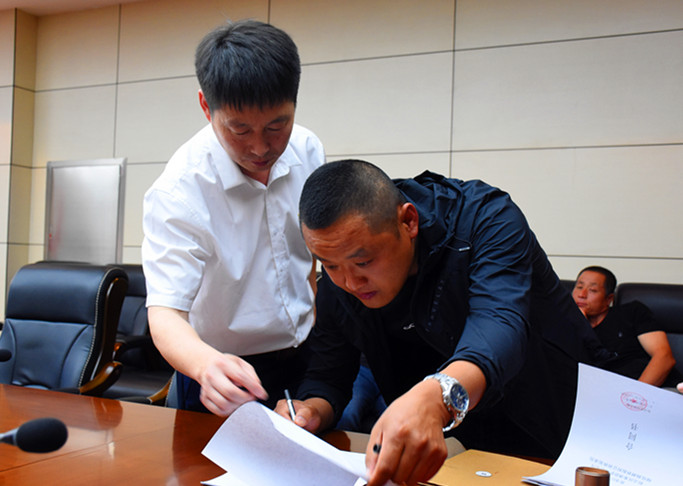 DSC_6244_悉心指導(dǎo)簽約.jpg DSC_6244_悉心指導(dǎo)簽約.jpg