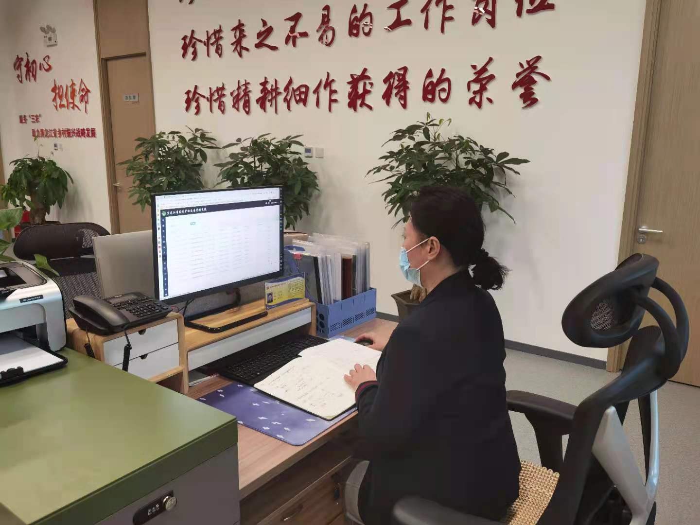 農(nóng)交中心工作人員進(jìn)行業(yè)務(wù)操作